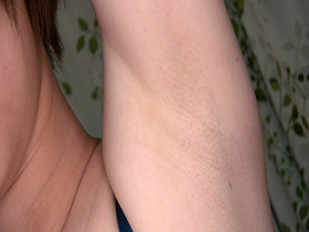 素人娘の全裸図鑑32　今時の女の子12名が恥らいながら脱衣していく様子をじっくり撮影した、変態紳士のためのヘアヌードコレクション　サンプル画像10